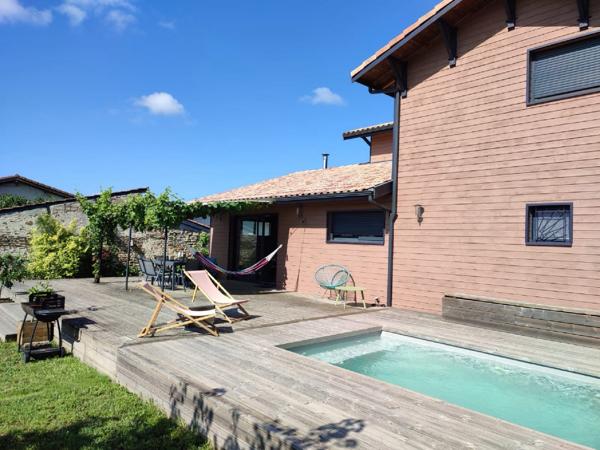 SALLES bourg ! Maison 6 pièces de 150 m2 avec piscine + T2 indépendant de 30 m2 ; Terrain clos de 832 m2.
