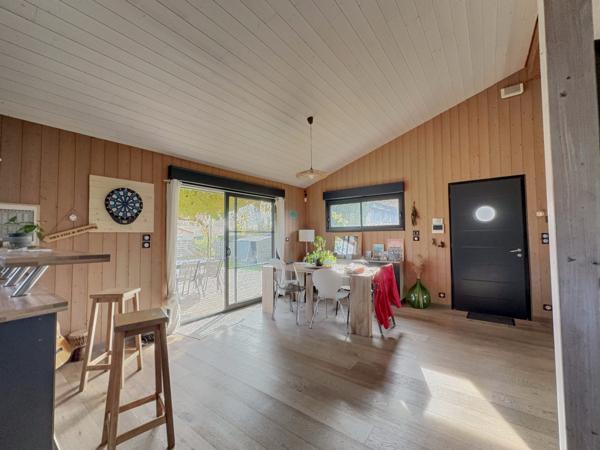 SALLES bourg ! Maison 6 pièces de 150 m2 avec piscine + T2 indépendant de 30 m2 ; Terrain clos de 832 m2.
