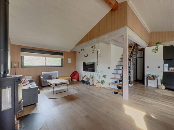 SALLES bourg ! Maison 6 pièces de 150 m2 avec piscine + T2 indépendant de 30 m2 ; Terrain clos de 832 m2.