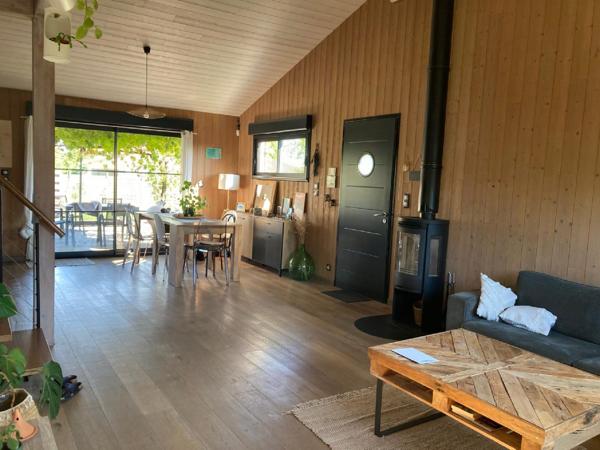 SALLES bourg ! Maison 6 pièces de 150 m2 avec piscine + T2 indépendant de 30 m2 ; Terrain clos de 832 m2.