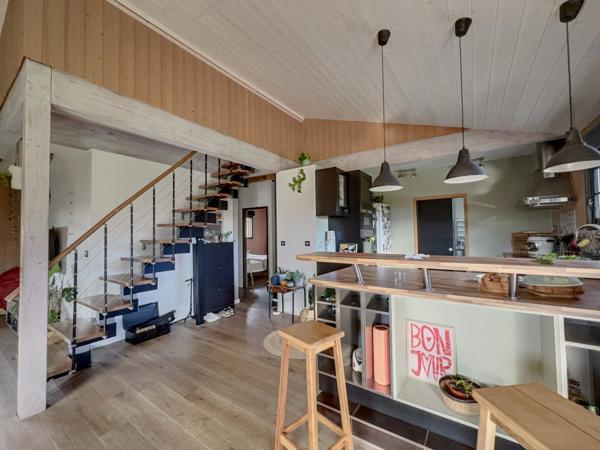 SALLES bourg ! Maison 6 pièces de 150 m2 avec piscine + T2 indépendant de 30 m2 ; Terrain clos de 832 m2.