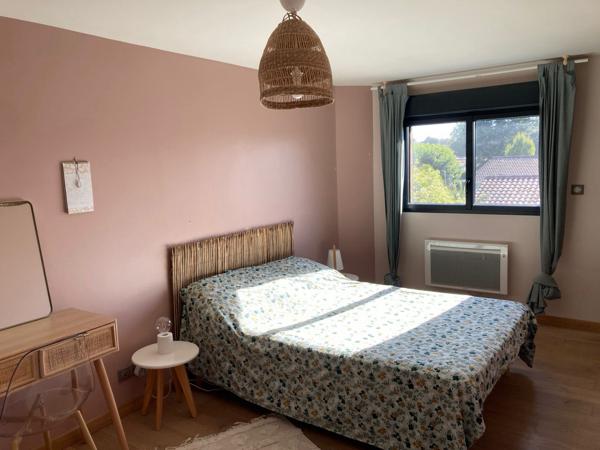 SALLES bourg ! Maison 6 pièces de 150 m2 avec piscine + T2 indépendant de 30 m2 ; Terrain clos de 832 m2.