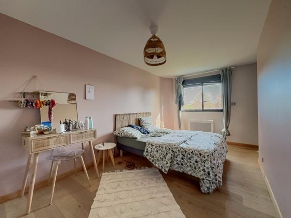 SALLES bourg ! Maison 6 pièces de 150 m2 avec piscine + T2 indépendant de 30 m2 ; Terrain clos de 832 m2.