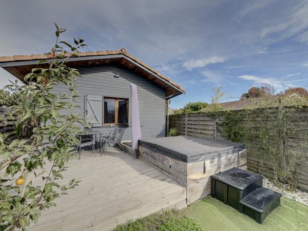 SALLES bourg ! Maison 6 pièces de 150 m2 avec piscine + T2 indépendant de 30 m2 ; Terrain clos de 832 m2.