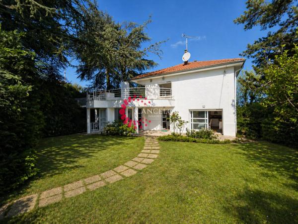 Maison 8 P de 220 m² avec terrasse et jardin arboré de 1195 m²