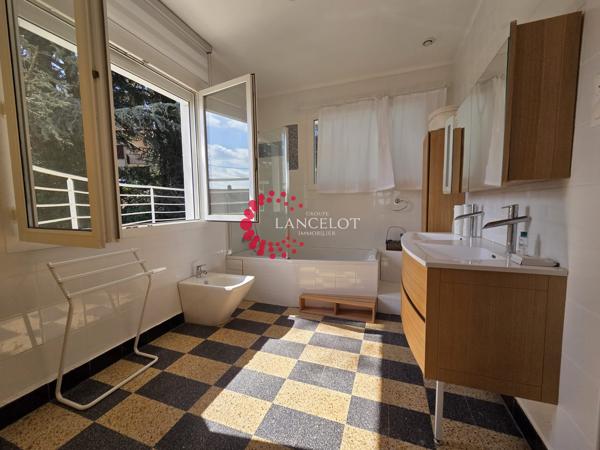 Maison 8 P de 220 m² avec terrasse et jardin arboré de 1195 m²