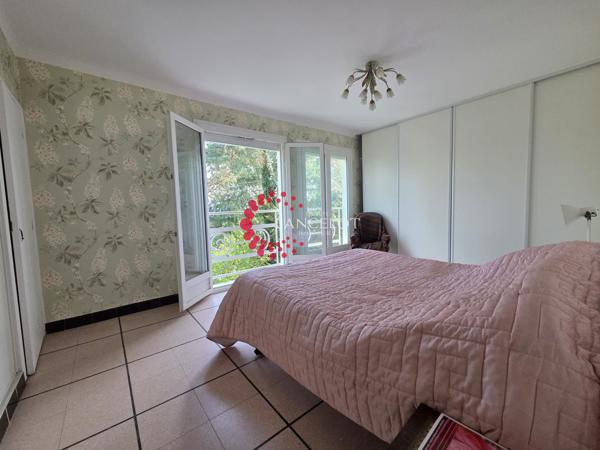 Maison 8 P de 220 m² avec terrasse et jardin arboré de 1195 m²