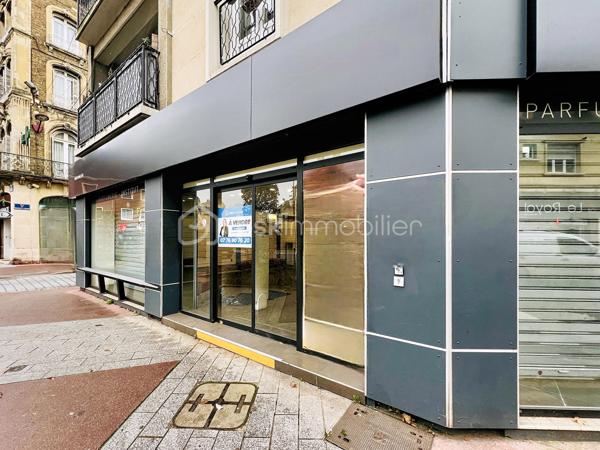 Votre agent Laurène Vimard vous présente ce LOCAL COMMERCIAL libre ! 
Idéal pour un investissement locatif rentable ou pour un exploitant. 
Situé dans une copropriété bénévole, il totalise environ 186m2 de surface exploitable et dispose d'une grande cave pour votre stockage.

***Ses ATOUTS : 
Emplacement n°1 en hyper centre
Excellant rendement locatif possible
Belle superficie de vente


*** COMPOSITION DES LOTS DE CET ENSEMBLE : 
*LOCAL COMMERCIAL disposant d'une superficie de vente de 100m2 . 
A l'arrière, 86m2 supplémentaires sont répartis de la manière suivante : espace d'attente, 6 pièces disposant de point d'eau, un débarras et sanitaires.
Vitrines donnant sur 2 rues passagères de x mètres linéaires. 
*CAVE en sous sol.

*** COTE TECHNIQUE : 
Rideaux métalliques électriques pour votre sécurité. 
Compteur individuel en eau et électricité.
Chauffage électrique.

*** COTE FINANCE : 
Taxe foncière : environ 3.100€/an.
Loyer possible (à envisager) : 24.000€ HT/an.

*** INFO COPROPRIETE 
Copropriété bénévole.
Charges mensuelles : 56€/mois. 
Pas de procédure en cours.

***Le + :
 Possibilité d'avoir un logement en sus, aux besoins (nous consulter).

A VOIR ABSOLUMENT !!

Avis de votre agent : "Vous avez le projet de vos rêves ? Nous avons surement le lieu pour le rendre réel !»