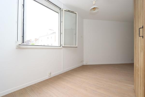 Studio situé en plein centre-ville, proximité immédiate des commerces et des bus
