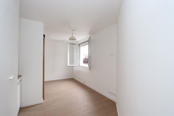 Studio situé en plein centre-ville, proximité immédiate des commerces et des bus