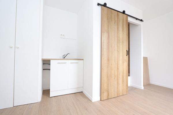 Studio situé en plein centre-ville, proximité immédiate des commerces et des bus