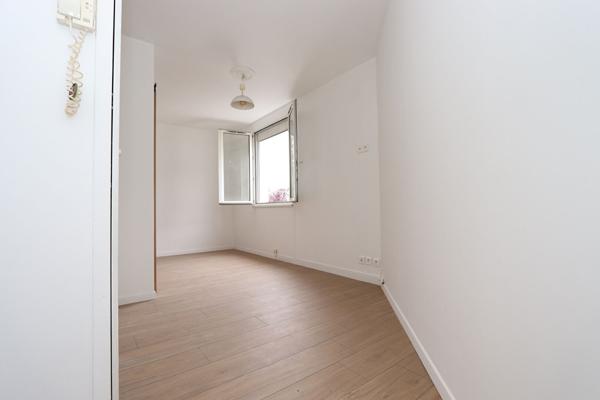 Studio situé en plein centre-ville, proximité immédiate des commerces et des bus