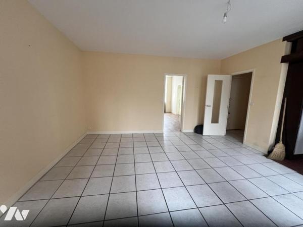 LA FERTE MACE, appartement T4 et local commercial