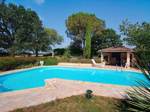 Maison L Isle Jourdain 240 m2 sur un terrain arboré de 4075m², garages, piscine, vue imprenable