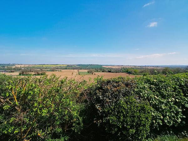 Maison L Isle Jourdain 240 m2 sur un terrain arboré de 4075m², garages, piscine, vue imprenable