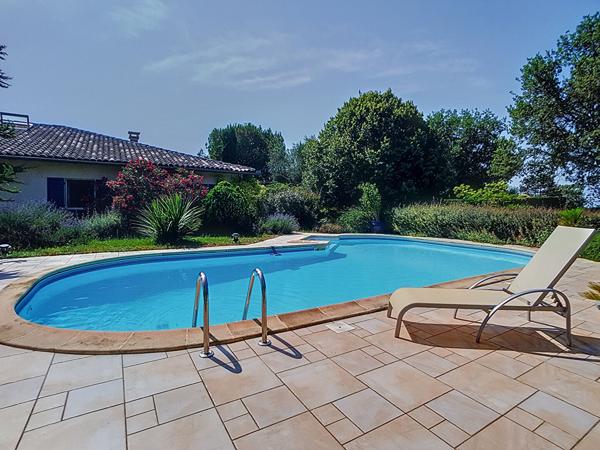 Maison L Isle Jourdain 240 m2 sur un terrain arboré de 4075m², garages, piscine, vue imprenable