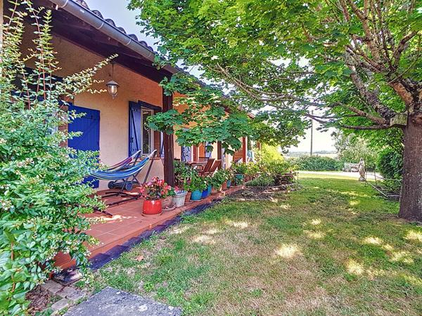 Maison L Isle Jourdain 240 m2 sur un terrain arboré de 4075m², garages, piscine, vue imprenable