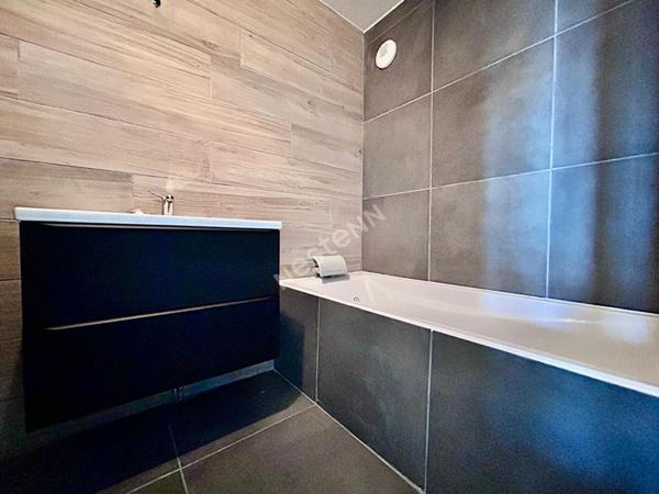 Villa Mitoyenne Marseille 8ème 4 pièce(s) 126 m2 Vue mer, Garage double Terrasse et jardin