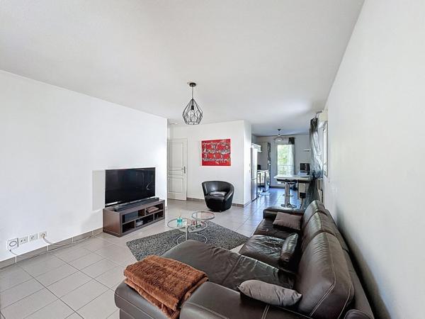 Appartement T3 - 69 m2 - terrasse - 2 places de stationnement - résidence récente et sécurisée