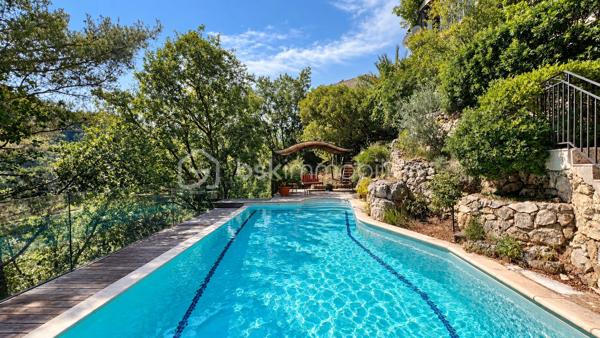 À quelques minutes du centre-ville de Vence, dans un environnement d'un calme absolu, découvrez cette confortable villa familiale de 8 pièces et 233m2 habitables ( dont 170 Carrez et 62.5m2 de vérandas) offrant de multiples possibilités d'aménagement.

Édifiée en position dominante au cœur d'un écrin de verdure soigneusement paysagé, cette propriété en excellent état bénéficie d'une parfaite intimité, sans aucun vis-à-vis, et d'une agréable vue dégagée sur les collines environnantes.

Répartie sur trois niveaux desservis par un ascenseur extérieur, la maison peut aisément être repensée en deux ou trois appartements indépendants, chacun bénéficiant de son propre accès par le jardin ainsi que d'une terrasse privative.

Pensée pour vivre en harmonie avec la nature tout au long de l'année, chaque niveau s'ouvre sur de vastes terrasses, ouvertes ou fermées par des baies "Sunflex", créant de véritables espaces de vie supplémentaires entre intérieur et extérieur.

La villa se compose actuellement comme suit :

•⁠ ⁠Niveau supérieur : une lumineuse pièce de vie avec cheminée, prolongée par une vaste terrasse-véranda, une cuisine ouverte, conviviale et parfaitement fonctionnelle, ainsi qu'une confortable suite parentale avec salle d'eau.
•⁠ ⁠Niveau intermédiaire : un salon de musique, trois chambres et une salle d'eau.
•⁠ ⁠Niveau bas : un bureau et une spacieuse suite parentale avec salle d'eau.

À l'extérieur, la propriété séduit par sa magnifique piscine à débordement chauffée, parfaitement intégrée à son environnement paysager. Son exposition sud-ouest garantit un ensoleillement optimal jusqu'en fin de journée. Un chalet de jardin très pratique vous permettra de ranger votre matériel. 

Côté prestations, la villa offre un excellent niveau de confort : menuiseries de qualité, ascenseur extérieur, piscine chauffée, chauffage en partie alimenté par des panneaux photovoltaïques, ballon d'eau chaude, équipements thermodynamiques, beaux volumes et luminosité omniprésente.

Discrète, élégante et préservée des regards, cette propriété est une véritable invitation à vivre à l'abri de toute agitation, dans un cadre privilégié.

Une adresse rare, idéale pour une grande famille, une résidence secondaire ou un projet de division, au cœur de l'un des secteurs les plus prisés de Vence.

Années de construction: 1982-2024 (Construction, rénovation, agrandissement)