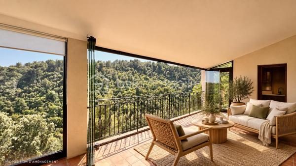 À quelques minutes du centre-ville de Vence, dans un environnement d'un calme absolu, découvrez cette confortable villa familiale de 8 pièces et 233m2 habitables ( dont 170 Carrez et 62.5m2 de vérandas) offrant de multiples possibilités d'aménagement.

Édifiée en position dominante au cœur d'un écrin de verdure soigneusement paysagé, cette propriété en excellent état bénéficie d'une parfaite intimité, sans aucun vis-à-vis, et d'une agréable vue dégagée sur les collines environnantes.

Répartie sur trois niveaux desservis par un ascenseur extérieur, la maison peut aisément être repensée en deux ou trois appartements indépendants, chacun bénéficiant de son propre accès par le jardin ainsi que d'une terrasse privative.

Pensée pour vivre en harmonie avec la nature tout au long de l'année, chaque niveau s'ouvre sur de vastes terrasses, ouvertes ou fermées par des baies "Sunflex", créant de véritables espaces de vie supplémentaires entre intérieur et extérieur.

La villa se compose actuellement comme suit :

•⁠ ⁠Niveau supérieur : une lumineuse pièce de vie avec cheminée, prolongée par une vaste terrasse-véranda, une cuisine ouverte, conviviale et parfaitement fonctionnelle, ainsi qu'une confortable suite parentale avec salle d'eau.
•⁠ ⁠Niveau intermédiaire : un salon de musique, trois chambres et une salle d'eau.
•⁠ ⁠Niveau bas : un bureau et une spacieuse suite parentale avec salle d'eau.

À l'extérieur, la propriété séduit par sa magnifique piscine à débordement chauffée, parfaitement intégrée à son environnement paysager. Son exposition sud-ouest garantit un ensoleillement optimal jusqu'en fin de journée. Un chalet de jardin très pratique vous permettra de ranger votre matériel. 

Côté prestations, la villa offre un excellent niveau de confort : menuiseries de qualité, ascenseur extérieur, piscine chauffée, chauffage en partie alimenté par des panneaux photovoltaïques, ballon d'eau chaude, équipements thermodynamiques, beaux volumes et luminosité omniprésente.

Discrète, élégante et préservée des regards, cette propriété est une véritable invitation à vivre à l'abri de toute agitation, dans un cadre privilégié.

Une adresse rare, idéale pour une grande famille, une résidence secondaire ou un projet de division, au cœur de l'un des secteurs les plus prisés de Vence.

Années de construction: 1982-2024 (Construction, rénovation, agrandissement)