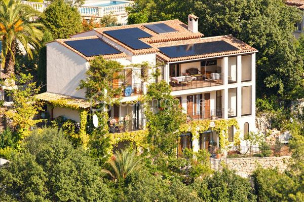 À quelques minutes du centre-ville de Vence, dans un environnement d'un calme absolu, découvrez cette confortable villa familiale de 8 pièces et 233m2 habitables ( dont 170 Carrez et 62.5m2 de vérandas) offrant de multiples possibilités d'aménagement.

Édifiée en position dominante au cœur d'un écrin de verdure soigneusement paysagé, cette propriété en excellent état bénéficie d'une parfaite intimité, sans aucun vis-à-vis, et d'une agréable vue dégagée sur les collines environnantes.

Répartie sur trois niveaux desservis par un ascenseur extérieur, la maison peut aisément être repensée en deux ou trois appartements indépendants, chacun bénéficiant de son propre accès par le jardin ainsi que d'une terrasse privative.

Pensée pour vivre en harmonie avec la nature tout au long de l'année, chaque niveau s'ouvre sur de vastes terrasses, ouvertes ou fermées par des baies "Sunflex", créant de véritables espaces de vie supplémentaires entre intérieur et extérieur.

La villa se compose actuellement comme suit :

•⁠ ⁠Niveau supérieur : une lumineuse pièce de vie avec cheminée, prolongée par une vaste terrasse-véranda, une cuisine ouverte, conviviale et parfaitement fonctionnelle, ainsi qu'une confortable suite parentale avec salle d'eau.
•⁠ ⁠Niveau intermédiaire : un salon de musique, trois chambres et une salle d'eau.
•⁠ ⁠Niveau bas : un bureau et une spacieuse suite parentale avec salle d'eau.

À l'extérieur, la propriété séduit par sa magnifique piscine à débordement chauffée, parfaitement intégrée à son environnement paysager. Son exposition sud-ouest garantit un ensoleillement optimal jusqu'en fin de journée. Un chalet de jardin très pratique vous permettra de ranger votre matériel. 

Côté prestations, la villa offre un excellent niveau de confort : menuiseries de qualité, ascenseur extérieur, piscine chauffée, chauffage en partie alimenté par des panneaux photovoltaïques, ballon d'eau chaude, équipements thermodynamiques, beaux volumes et luminosité omniprésente.

Discrète, élégante et préservée des regards, cette propriété est une véritable invitation à vivre à l'abri de toute agitation, dans un cadre privilégié.

Une adresse rare, idéale pour une grande famille, une résidence secondaire ou un projet de division, au cœur de l'un des secteurs les plus prisés de Vence.

Années de construction: 1982-2024 (Construction, rénovation, agrandissement)