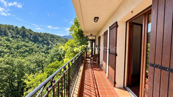 À quelques minutes du centre-ville de Vence, dans un environnement d'un calme absolu, découvrez cette confortable villa familiale de 8 pièces et 233m2 habitables ( dont 170 Carrez et 62.5m2 de vérandas) offrant de multiples possibilités d'aménagement.

Édifiée en position dominante au cœur d'un écrin de verdure soigneusement paysagé, cette propriété en excellent état bénéficie d'une parfaite intimité, sans aucun vis-à-vis, et d'une agréable vue dégagée sur les collines environnantes.

Répartie sur trois niveaux desservis par un ascenseur extérieur, la maison peut aisément être repensée en deux ou trois appartements indépendants, chacun bénéficiant de son propre accès par le jardin ainsi que d'une terrasse privative.

Pensée pour vivre en harmonie avec la nature tout au long de l'année, chaque niveau s'ouvre sur de vastes terrasses, ouvertes ou fermées par des baies "Sunflex", créant de véritables espaces de vie supplémentaires entre intérieur et extérieur.

La villa se compose actuellement comme suit :

•⁠ ⁠Niveau supérieur : une lumineuse pièce de vie avec cheminée, prolongée par une vaste terrasse-véranda, une cuisine ouverte, conviviale et parfaitement fonctionnelle, ainsi qu'une confortable suite parentale avec salle d'eau.
•⁠ ⁠Niveau intermédiaire : un salon de musique, trois chambres et une salle d'eau.
•⁠ ⁠Niveau bas : un bureau et une spacieuse suite parentale avec salle d'eau.

À l'extérieur, la propriété séduit par sa magnifique piscine à débordement chauffée, parfaitement intégrée à son environnement paysager. Son exposition sud-ouest garantit un ensoleillement optimal jusqu'en fin de journée. Un chalet de jardin très pratique vous permettra de ranger votre matériel. 

Côté prestations, la villa offre un excellent niveau de confort : menuiseries de qualité, ascenseur extérieur, piscine chauffée, chauffage en partie alimenté par des panneaux photovoltaïques, ballon d'eau chaude, équipements thermodynamiques, beaux volumes et luminosité omniprésente.

Discrète, élégante et préservée des regards, cette propriété est une véritable invitation à vivre à l'abri de toute agitation, dans un cadre privilégié.

Une adresse rare, idéale pour une grande famille, une résidence secondaire ou un projet de division, au cœur de l'un des secteurs les plus prisés de Vence.

Années de construction: 1982-2024 (Construction, rénovation, agrandissement)