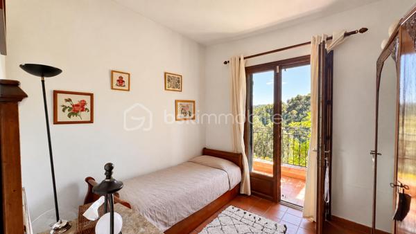 À quelques minutes du centre-ville de Vence, dans un environnement d'un calme absolu, découvrez cette confortable villa familiale de 8 pièces et 233m2 habitables ( dont 170 Carrez et 62.5m2 de vérandas) offrant de multiples possibilités d'aménagement.

Édifiée en position dominante au cœur d'un écrin de verdure soigneusement paysagé, cette propriété en excellent état bénéficie d'une parfaite intimité, sans aucun vis-à-vis, et d'une agréable vue dégagée sur les collines environnantes.

Répartie sur trois niveaux desservis par un ascenseur extérieur, la maison peut aisément être repensée en deux ou trois appartements indépendants, chacun bénéficiant de son propre accès par le jardin ainsi que d'une terrasse privative.

Pensée pour vivre en harmonie avec la nature tout au long de l'année, chaque niveau s'ouvre sur de vastes terrasses, ouvertes ou fermées par des baies "Sunflex", créant de véritables espaces de vie supplémentaires entre intérieur et extérieur.

La villa se compose actuellement comme suit :

•⁠ ⁠Niveau supérieur : une lumineuse pièce de vie avec cheminée, prolongée par une vaste terrasse-véranda, une cuisine ouverte, conviviale et parfaitement fonctionnelle, ainsi qu'une confortable suite parentale avec salle d'eau.
•⁠ ⁠Niveau intermédiaire : un salon de musique, trois chambres et une salle d'eau.
•⁠ ⁠Niveau bas : un bureau et une spacieuse suite parentale avec salle d'eau.

À l'extérieur, la propriété séduit par sa magnifique piscine à débordement chauffée, parfaitement intégrée à son environnement paysager. Son exposition sud-ouest garantit un ensoleillement optimal jusqu'en fin de journée. Un chalet de jardin très pratique vous permettra de ranger votre matériel. 

Côté prestations, la villa offre un excellent niveau de confort : menuiseries de qualité, ascenseur extérieur, piscine chauffée, chauffage en partie alimenté par des panneaux photovoltaïques, ballon d'eau chaude, équipements thermodynamiques, beaux volumes et luminosité omniprésente.

Discrète, élégante et préservée des regards, cette propriété est une véritable invitation à vivre à l'abri de toute agitation, dans un cadre privilégié.

Une adresse rare, idéale pour une grande famille, une résidence secondaire ou un projet de division, au cœur de l'un des secteurs les plus prisés de Vence.

Années de construction: 1982-2024 (Construction, rénovation, agrandissement)