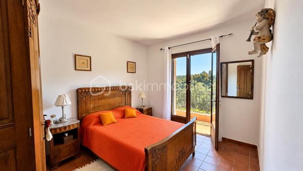 À quelques minutes du centre-ville de Vence, dans un environnement d'un calme absolu, découvrez cette confortable villa familiale de 8 pièces et 233m2 habitables ( dont 170 Carrez et 62.5m2 de vérandas) offrant de multiples possibilités d'aménagement.

Édifiée en position dominante au cœur d'un écrin de verdure soigneusement paysagé, cette propriété en excellent état bénéficie d'une parfaite intimité, sans aucun vis-à-vis, et d'une agréable vue dégagée sur les collines environnantes.

Répartie sur trois niveaux desservis par un ascenseur extérieur, la maison peut aisément être repensée en deux ou trois appartements indépendants, chacun bénéficiant de son propre accès par le jardin ainsi que d'une terrasse privative.

Pensée pour vivre en harmonie avec la nature tout au long de l'année, chaque niveau s'ouvre sur de vastes terrasses, ouvertes ou fermées par des baies "Sunflex", créant de véritables espaces de vie supplémentaires entre intérieur et extérieur.

La villa se compose actuellement comme suit :

•⁠ ⁠Niveau supérieur : une lumineuse pièce de vie avec cheminée, prolongée par une vaste terrasse-véranda, une cuisine ouverte, conviviale et parfaitement fonctionnelle, ainsi qu'une confortable suite parentale avec salle d'eau.
•⁠ ⁠Niveau intermédiaire : un salon de musique, trois chambres et une salle d'eau.
•⁠ ⁠Niveau bas : un bureau et une spacieuse suite parentale avec salle d'eau.

À l'extérieur, la propriété séduit par sa magnifique piscine à débordement chauffée, parfaitement intégrée à son environnement paysager. Son exposition sud-ouest garantit un ensoleillement optimal jusqu'en fin de journée. Un chalet de jardin très pratique vous permettra de ranger votre matériel. 

Côté prestations, la villa offre un excellent niveau de confort : menuiseries de qualité, ascenseur extérieur, piscine chauffée, chauffage en partie alimenté par des panneaux photovoltaïques, ballon d'eau chaude, équipements thermodynamiques, beaux volumes et luminosité omniprésente.

Discrète, élégante et préservée des regards, cette propriété est une véritable invitation à vivre à l'abri de toute agitation, dans un cadre privilégié.

Une adresse rare, idéale pour une grande famille, une résidence secondaire ou un projet de division, au cœur de l'un des secteurs les plus prisés de Vence.

Années de construction: 1982-2024 (Construction, rénovation, agrandissement)