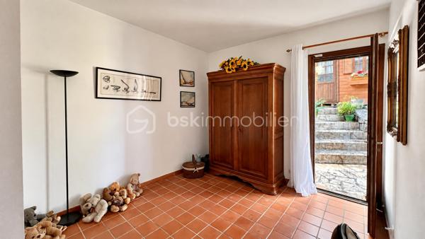 À quelques minutes du centre-ville de Vence, dans un environnement d'un calme absolu, découvrez cette confortable villa familiale de 8 pièces et 233m2 habitables ( dont 170 Carrez et 62.5m2 de vérandas) offrant de multiples possibilités d'aménagement.

Édifiée en position dominante au cœur d'un écrin de verdure soigneusement paysagé, cette propriété en excellent état bénéficie d'une parfaite intimité, sans aucun vis-à-vis, et d'une agréable vue dégagée sur les collines environnantes.

Répartie sur trois niveaux desservis par un ascenseur extérieur, la maison peut aisément être repensée en deux ou trois appartements indépendants, chacun bénéficiant de son propre accès par le jardin ainsi que d'une terrasse privative.

Pensée pour vivre en harmonie avec la nature tout au long de l'année, chaque niveau s'ouvre sur de vastes terrasses, ouvertes ou fermées par des baies "Sunflex", créant de véritables espaces de vie supplémentaires entre intérieur et extérieur.

La villa se compose actuellement comme suit :

•⁠ ⁠Niveau supérieur : une lumineuse pièce de vie avec cheminée, prolongée par une vaste terrasse-véranda, une cuisine ouverte, conviviale et parfaitement fonctionnelle, ainsi qu'une confortable suite parentale avec salle d'eau.
•⁠ ⁠Niveau intermédiaire : un salon de musique, trois chambres et une salle d'eau.
•⁠ ⁠Niveau bas : un bureau et une spacieuse suite parentale avec salle d'eau.

À l'extérieur, la propriété séduit par sa magnifique piscine à débordement chauffée, parfaitement intégrée à son environnement paysager. Son exposition sud-ouest garantit un ensoleillement optimal jusqu'en fin de journée. Un chalet de jardin très pratique vous permettra de ranger votre matériel. 

Côté prestations, la villa offre un excellent niveau de confort : menuiseries de qualité, ascenseur extérieur, piscine chauffée, chauffage en partie alimenté par des panneaux photovoltaïques, ballon d'eau chaude, équipements thermodynamiques, beaux volumes et luminosité omniprésente.

Discrète, élégante et préservée des regards, cette propriété est une véritable invitation à vivre à l'abri de toute agitation, dans un cadre privilégié.

Une adresse rare, idéale pour une grande famille, une résidence secondaire ou un projet de division, au cœur de l'un des secteurs les plus prisés de Vence.

Années de construction: 1982-2024 (Construction, rénovation, agrandissement)