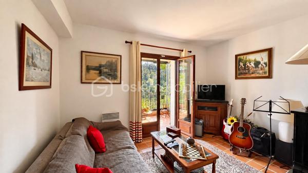 À quelques minutes du centre-ville de Vence, dans un environnement d'un calme absolu, découvrez cette confortable villa familiale de 8 pièces et 233m2 habitables ( dont 170 Carrez et 62.5m2 de vérandas) offrant de multiples possibilités d'aménagement.

Édifiée en position dominante au cœur d'un écrin de verdure soigneusement paysagé, cette propriété en excellent état bénéficie d'une parfaite intimité, sans aucun vis-à-vis, et d'une agréable vue dégagée sur les collines environnantes.

Répartie sur trois niveaux desservis par un ascenseur extérieur, la maison peut aisément être repensée en deux ou trois appartements indépendants, chacun bénéficiant de son propre accès par le jardin ainsi que d'une terrasse privative.

Pensée pour vivre en harmonie avec la nature tout au long de l'année, chaque niveau s'ouvre sur de vastes terrasses, ouvertes ou fermées par des baies "Sunflex", créant de véritables espaces de vie supplémentaires entre intérieur et extérieur.

La villa se compose actuellement comme suit :

•⁠ ⁠Niveau supérieur : une lumineuse pièce de vie avec cheminée, prolongée par une vaste terrasse-véranda, une cuisine ouverte, conviviale et parfaitement fonctionnelle, ainsi qu'une confortable suite parentale avec salle d'eau.
•⁠ ⁠Niveau intermédiaire : un salon de musique, trois chambres et une salle d'eau.
•⁠ ⁠Niveau bas : un bureau et une spacieuse suite parentale avec salle d'eau.

À l'extérieur, la propriété séduit par sa magnifique piscine à débordement chauffée, parfaitement intégrée à son environnement paysager. Son exposition sud-ouest garantit un ensoleillement optimal jusqu'en fin de journée. Un chalet de jardin très pratique vous permettra de ranger votre matériel. 

Côté prestations, la villa offre un excellent niveau de confort : menuiseries de qualité, ascenseur extérieur, piscine chauffée, chauffage en partie alimenté par des panneaux photovoltaïques, ballon d'eau chaude, équipements thermodynamiques, beaux volumes et luminosité omniprésente.

Discrète, élégante et préservée des regards, cette propriété est une véritable invitation à vivre à l'abri de toute agitation, dans un cadre privilégié.

Une adresse rare, idéale pour une grande famille, une résidence secondaire ou un projet de division, au cœur de l'un des secteurs les plus prisés de Vence.

Années de construction: 1982-2024 (Construction, rénovation, agrandissement)