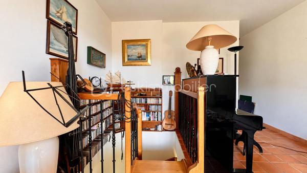 À quelques minutes du centre-ville de Vence, dans un environnement d'un calme absolu, découvrez cette confortable villa familiale de 8 pièces et 233m2 habitables ( dont 170 Carrez et 62.5m2 de vérandas) offrant de multiples possibilités d'aménagement.

Édifiée en position dominante au cœur d'un écrin de verdure soigneusement paysagé, cette propriété en excellent état bénéficie d'une parfaite intimité, sans aucun vis-à-vis, et d'une agréable vue dégagée sur les collines environnantes.

Répartie sur trois niveaux desservis par un ascenseur extérieur, la maison peut aisément être repensée en deux ou trois appartements indépendants, chacun bénéficiant de son propre accès par le jardin ainsi que d'une terrasse privative.

Pensée pour vivre en harmonie avec la nature tout au long de l'année, chaque niveau s'ouvre sur de vastes terrasses, ouvertes ou fermées par des baies "Sunflex", créant de véritables espaces de vie supplémentaires entre intérieur et extérieur.

La villa se compose actuellement comme suit :

•⁠ ⁠Niveau supérieur : une lumineuse pièce de vie avec cheminée, prolongée par une vaste terrasse-véranda, une cuisine ouverte, conviviale et parfaitement fonctionnelle, ainsi qu'une confortable suite parentale avec salle d'eau.
•⁠ ⁠Niveau intermédiaire : un salon de musique, trois chambres et une salle d'eau.
•⁠ ⁠Niveau bas : un bureau et une spacieuse suite parentale avec salle d'eau.

À l'extérieur, la propriété séduit par sa magnifique piscine à débordement chauffée, parfaitement intégrée à son environnement paysager. Son exposition sud-ouest garantit un ensoleillement optimal jusqu'en fin de journée. Un chalet de jardin très pratique vous permettra de ranger votre matériel. 

Côté prestations, la villa offre un excellent niveau de confort : menuiseries de qualité, ascenseur extérieur, piscine chauffée, chauffage en partie alimenté par des panneaux photovoltaïques, ballon d'eau chaude, équipements thermodynamiques, beaux volumes et luminosité omniprésente.

Discrète, élégante et préservée des regards, cette propriété est une véritable invitation à vivre à l'abri de toute agitation, dans un cadre privilégié.

Une adresse rare, idéale pour une grande famille, une résidence secondaire ou un projet de division, au cœur de l'un des secteurs les plus prisés de Vence.

Années de construction: 1982-2024 (Construction, rénovation, agrandissement)