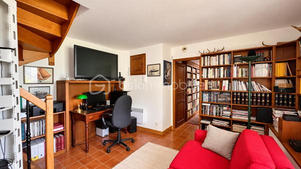 À quelques minutes du centre-ville de Vence, dans un environnement d'un calme absolu, découvrez cette confortable villa familiale de 8 pièces et 233m2 habitables ( dont 170 Carrez et 62.5m2 de vérandas) offrant de multiples possibilités d'aménagement.

Édifiée en position dominante au cœur d'un écrin de verdure soigneusement paysagé, cette propriété en excellent état bénéficie d'une parfaite intimité, sans aucun vis-à-vis, et d'une agréable vue dégagée sur les collines environnantes.

Répartie sur trois niveaux desservis par un ascenseur extérieur, la maison peut aisément être repensée en deux ou trois appartements indépendants, chacun bénéficiant de son propre accès par le jardin ainsi que d'une terrasse privative.

Pensée pour vivre en harmonie avec la nature tout au long de l'année, chaque niveau s'ouvre sur de vastes terrasses, ouvertes ou fermées par des baies "Sunflex", créant de véritables espaces de vie supplémentaires entre intérieur et extérieur.

La villa se compose actuellement comme suit :

•⁠ ⁠Niveau supérieur : une lumineuse pièce de vie avec cheminée, prolongée par une vaste terrasse-véranda, une cuisine ouverte, conviviale et parfaitement fonctionnelle, ainsi qu'une confortable suite parentale avec salle d'eau.
•⁠ ⁠Niveau intermédiaire : un salon de musique, trois chambres et une salle d'eau.
•⁠ ⁠Niveau bas : un bureau et une spacieuse suite parentale avec salle d'eau.

À l'extérieur, la propriété séduit par sa magnifique piscine à débordement chauffée, parfaitement intégrée à son environnement paysager. Son exposition sud-ouest garantit un ensoleillement optimal jusqu'en fin de journée. Un chalet de jardin très pratique vous permettra de ranger votre matériel. 

Côté prestations, la villa offre un excellent niveau de confort : menuiseries de qualité, ascenseur extérieur, piscine chauffée, chauffage en partie alimenté par des panneaux photovoltaïques, ballon d'eau chaude, équipements thermodynamiques, beaux volumes et luminosité omniprésente.

Discrète, élégante et préservée des regards, cette propriété est une véritable invitation à vivre à l'abri de toute agitation, dans un cadre privilégié.

Une adresse rare, idéale pour une grande famille, une résidence secondaire ou un projet de division, au cœur de l'un des secteurs les plus prisés de Vence.

Années de construction: 1982-2024 (Construction, rénovation, agrandissement)