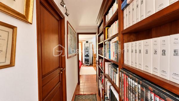 À quelques minutes du centre-ville de Vence, dans un environnement d'un calme absolu, découvrez cette confortable villa familiale de 8 pièces et 233m2 habitables ( dont 170 Carrez et 62.5m2 de vérandas) offrant de multiples possibilités d'aménagement.

Édifiée en position dominante au cœur d'un écrin de verdure soigneusement paysagé, cette propriété en excellent état bénéficie d'une parfaite intimité, sans aucun vis-à-vis, et d'une agréable vue dégagée sur les collines environnantes.

Répartie sur trois niveaux desservis par un ascenseur extérieur, la maison peut aisément être repensée en deux ou trois appartements indépendants, chacun bénéficiant de son propre accès par le jardin ainsi que d'une terrasse privative.

Pensée pour vivre en harmonie avec la nature tout au long de l'année, chaque niveau s'ouvre sur de vastes terrasses, ouvertes ou fermées par des baies "Sunflex", créant de véritables espaces de vie supplémentaires entre intérieur et extérieur.

La villa se compose actuellement comme suit :

•⁠ ⁠Niveau supérieur : une lumineuse pièce de vie avec cheminée, prolongée par une vaste terrasse-véranda, une cuisine ouverte, conviviale et parfaitement fonctionnelle, ainsi qu'une confortable suite parentale avec salle d'eau.
•⁠ ⁠Niveau intermédiaire : un salon de musique, trois chambres et une salle d'eau.
•⁠ ⁠Niveau bas : un bureau et une spacieuse suite parentale avec salle d'eau.

À l'extérieur, la propriété séduit par sa magnifique piscine à débordement chauffée, parfaitement intégrée à son environnement paysager. Son exposition sud-ouest garantit un ensoleillement optimal jusqu'en fin de journée. Un chalet de jardin très pratique vous permettra de ranger votre matériel. 

Côté prestations, la villa offre un excellent niveau de confort : menuiseries de qualité, ascenseur extérieur, piscine chauffée, chauffage en partie alimenté par des panneaux photovoltaïques, ballon d'eau chaude, équipements thermodynamiques, beaux volumes et luminosité omniprésente.

Discrète, élégante et préservée des regards, cette propriété est une véritable invitation à vivre à l'abri de toute agitation, dans un cadre privilégié.

Une adresse rare, idéale pour une grande famille, une résidence secondaire ou un projet de division, au cœur de l'un des secteurs les plus prisés de Vence.

Années de construction: 1982-2024 (Construction, rénovation, agrandissement)