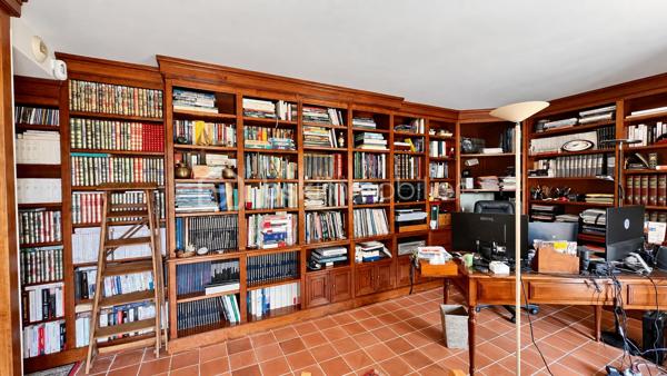 À quelques minutes du centre-ville de Vence, dans un environnement d'un calme absolu, découvrez cette confortable villa familiale de 8 pièces et 233m2 habitables ( dont 170 Carrez et 62.5m2 de vérandas) offrant de multiples possibilités d'aménagement.

Édifiée en position dominante au cœur d'un écrin de verdure soigneusement paysagé, cette propriété en excellent état bénéficie d'une parfaite intimité, sans aucun vis-à-vis, et d'une agréable vue dégagée sur les collines environnantes.

Répartie sur trois niveaux desservis par un ascenseur extérieur, la maison peut aisément être repensée en deux ou trois appartements indépendants, chacun bénéficiant de son propre accès par le jardin ainsi que d'une terrasse privative.

Pensée pour vivre en harmonie avec la nature tout au long de l'année, chaque niveau s'ouvre sur de vastes terrasses, ouvertes ou fermées par des baies "Sunflex", créant de véritables espaces de vie supplémentaires entre intérieur et extérieur.

La villa se compose actuellement comme suit :

•⁠ ⁠Niveau supérieur : une lumineuse pièce de vie avec cheminée, prolongée par une vaste terrasse-véranda, une cuisine ouverte, conviviale et parfaitement fonctionnelle, ainsi qu'une confortable suite parentale avec salle d'eau.
•⁠ ⁠Niveau intermédiaire : un salon de musique, trois chambres et une salle d'eau.
•⁠ ⁠Niveau bas : un bureau et une spacieuse suite parentale avec salle d'eau.

À l'extérieur, la propriété séduit par sa magnifique piscine à débordement chauffée, parfaitement intégrée à son environnement paysager. Son exposition sud-ouest garantit un ensoleillement optimal jusqu'en fin de journée. Un chalet de jardin très pratique vous permettra de ranger votre matériel. 

Côté prestations, la villa offre un excellent niveau de confort : menuiseries de qualité, ascenseur extérieur, piscine chauffée, chauffage en partie alimenté par des panneaux photovoltaïques, ballon d'eau chaude, équipements thermodynamiques, beaux volumes et luminosité omniprésente.

Discrète, élégante et préservée des regards, cette propriété est une véritable invitation à vivre à l'abri de toute agitation, dans un cadre privilégié.

Une adresse rare, idéale pour une grande famille, une résidence secondaire ou un projet de division, au cœur de l'un des secteurs les plus prisés de Vence.

Années de construction: 1982-2024 (Construction, rénovation, agrandissement)