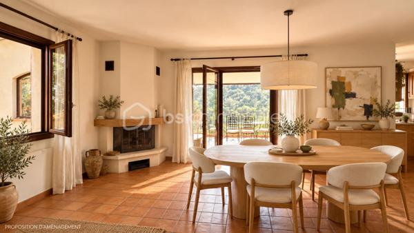 À quelques minutes du centre-ville de Vence, dans un environnement d'un calme absolu, découvrez cette confortable villa familiale de 8 pièces et 233m2 habitables ( dont 170 Carrez et 62.5m2 de vérandas) offrant de multiples possibilités d'aménagement.

Édifiée en position dominante au cœur d'un écrin de verdure soigneusement paysagé, cette propriété en excellent état bénéficie d'une parfaite intimité, sans aucun vis-à-vis, et d'une agréable vue dégagée sur les collines environnantes.

Répartie sur trois niveaux desservis par un ascenseur extérieur, la maison peut aisément être repensée en deux ou trois appartements indépendants, chacun bénéficiant de son propre accès par le jardin ainsi que d'une terrasse privative.

Pensée pour vivre en harmonie avec la nature tout au long de l'année, chaque niveau s'ouvre sur de vastes terrasses, ouvertes ou fermées par des baies "Sunflex", créant de véritables espaces de vie supplémentaires entre intérieur et extérieur.

La villa se compose actuellement comme suit :

•⁠ ⁠Niveau supérieur : une lumineuse pièce de vie avec cheminée, prolongée par une vaste terrasse-véranda, une cuisine ouverte, conviviale et parfaitement fonctionnelle, ainsi qu'une confortable suite parentale avec salle d'eau.
•⁠ ⁠Niveau intermédiaire : un salon de musique, trois chambres et une salle d'eau.
•⁠ ⁠Niveau bas : un bureau et une spacieuse suite parentale avec salle d'eau.

À l'extérieur, la propriété séduit par sa magnifique piscine à débordement chauffée, parfaitement intégrée à son environnement paysager. Son exposition sud-ouest garantit un ensoleillement optimal jusqu'en fin de journée. Un chalet de jardin très pratique vous permettra de ranger votre matériel. 

Côté prestations, la villa offre un excellent niveau de confort : menuiseries de qualité, ascenseur extérieur, piscine chauffée, chauffage en partie alimenté par des panneaux photovoltaïques, ballon d'eau chaude, équipements thermodynamiques, beaux volumes et luminosité omniprésente.

Discrète, élégante et préservée des regards, cette propriété est une véritable invitation à vivre à l'abri de toute agitation, dans un cadre privilégié.

Une adresse rare, idéale pour une grande famille, une résidence secondaire ou un projet de division, au cœur de l'un des secteurs les plus prisés de Vence.

Années de construction: 1982-2024 (Construction, rénovation, agrandissement)