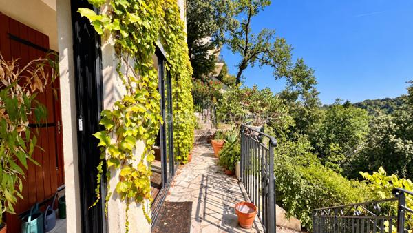 À quelques minutes du centre-ville de Vence, dans un environnement d'un calme absolu, découvrez cette confortable villa familiale de 8 pièces et 233m2 habitables ( dont 170 Carrez et 62.5m2 de vérandas) offrant de multiples possibilités d'aménagement.

Édifiée en position dominante au cœur d'un écrin de verdure soigneusement paysagé, cette propriété en excellent état bénéficie d'une parfaite intimité, sans aucun vis-à-vis, et d'une agréable vue dégagée sur les collines environnantes.

Répartie sur trois niveaux desservis par un ascenseur extérieur, la maison peut aisément être repensée en deux ou trois appartements indépendants, chacun bénéficiant de son propre accès par le jardin ainsi que d'une terrasse privative.

Pensée pour vivre en harmonie avec la nature tout au long de l'année, chaque niveau s'ouvre sur de vastes terrasses, ouvertes ou fermées par des baies "Sunflex", créant de véritables espaces de vie supplémentaires entre intérieur et extérieur.

La villa se compose actuellement comme suit :

•⁠ ⁠Niveau supérieur : une lumineuse pièce de vie avec cheminée, prolongée par une vaste terrasse-véranda, une cuisine ouverte, conviviale et parfaitement fonctionnelle, ainsi qu'une confortable suite parentale avec salle d'eau.
•⁠ ⁠Niveau intermédiaire : un salon de musique, trois chambres et une salle d'eau.
•⁠ ⁠Niveau bas : un bureau et une spacieuse suite parentale avec salle d'eau.

À l'extérieur, la propriété séduit par sa magnifique piscine à débordement chauffée, parfaitement intégrée à son environnement paysager. Son exposition sud-ouest garantit un ensoleillement optimal jusqu'en fin de journée. Un chalet de jardin très pratique vous permettra de ranger votre matériel. 

Côté prestations, la villa offre un excellent niveau de confort : menuiseries de qualité, ascenseur extérieur, piscine chauffée, chauffage en partie alimenté par des panneaux photovoltaïques, ballon d'eau chaude, équipements thermodynamiques, beaux volumes et luminosité omniprésente.

Discrète, élégante et préservée des regards, cette propriété est une véritable invitation à vivre à l'abri de toute agitation, dans un cadre privilégié.

Une adresse rare, idéale pour une grande famille, une résidence secondaire ou un projet de division, au cœur de l'un des secteurs les plus prisés de Vence.

Années de construction: 1982-2024 (Construction, rénovation, agrandissement)