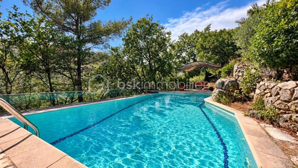 À quelques minutes du centre-ville de Vence, dans un environnement d'un calme absolu, découvrez cette confortable villa familiale de 8 pièces et 233m2 habitables ( dont 170 Carrez et 62.5m2 de vérandas) offrant de multiples possibilités d'aménagement.

Édifiée en position dominante au cœur d'un écrin de verdure soigneusement paysagé, cette propriété en excellent état bénéficie d'une parfaite intimité, sans aucun vis-à-vis, et d'une agréable vue dégagée sur les collines environnantes.

Répartie sur trois niveaux desservis par un ascenseur extérieur, la maison peut aisément être repensée en deux ou trois appartements indépendants, chacun bénéficiant de son propre accès par le jardin ainsi que d'une terrasse privative.

Pensée pour vivre en harmonie avec la nature tout au long de l'année, chaque niveau s'ouvre sur de vastes terrasses, ouvertes ou fermées par des baies "Sunflex", créant de véritables espaces de vie supplémentaires entre intérieur et extérieur.

La villa se compose actuellement comme suit :

•⁠ ⁠Niveau supérieur : une lumineuse pièce de vie avec cheminée, prolongée par une vaste terrasse-véranda, une cuisine ouverte, conviviale et parfaitement fonctionnelle, ainsi qu'une confortable suite parentale avec salle d'eau.
•⁠ ⁠Niveau intermédiaire : un salon de musique, trois chambres et une salle d'eau.
•⁠ ⁠Niveau bas : un bureau et une spacieuse suite parentale avec salle d'eau.

À l'extérieur, la propriété séduit par sa magnifique piscine à débordement chauffée, parfaitement intégrée à son environnement paysager. Son exposition sud-ouest garantit un ensoleillement optimal jusqu'en fin de journée. Un chalet de jardin très pratique vous permettra de ranger votre matériel. 

Côté prestations, la villa offre un excellent niveau de confort : menuiseries de qualité, ascenseur extérieur, piscine chauffée, chauffage en partie alimenté par des panneaux photovoltaïques, ballon d'eau chaude, équipements thermodynamiques, beaux volumes et luminosité omniprésente.

Discrète, élégante et préservée des regards, cette propriété est une véritable invitation à vivre à l'abri de toute agitation, dans un cadre privilégié.

Une adresse rare, idéale pour une grande famille, une résidence secondaire ou un projet de division, au cœur de l'un des secteurs les plus prisés de Vence.

Années de construction: 1982-2024 (Construction, rénovation, agrandissement)