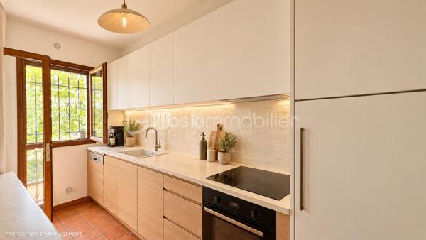 À quelques minutes du centre-ville de Vence, dans un environnement d'un calme absolu, découvrez cette confortable villa familiale de 8 pièces et 233m2 habitables ( dont 170 Carrez et 62.5m2 de vérandas) offrant de multiples possibilités d'aménagement.

Édifiée en position dominante au cœur d'un écrin de verdure soigneusement paysagé, cette propriété en excellent état bénéficie d'une parfaite intimité, sans aucun vis-à-vis, et d'une agréable vue dégagée sur les collines environnantes.

Répartie sur trois niveaux desservis par un ascenseur extérieur, la maison peut aisément être repensée en deux ou trois appartements indépendants, chacun bénéficiant de son propre accès par le jardin ainsi que d'une terrasse privative.

Pensée pour vivre en harmonie avec la nature tout au long de l'année, chaque niveau s'ouvre sur de vastes terrasses, ouvertes ou fermées par des baies "Sunflex", créant de véritables espaces de vie supplémentaires entre intérieur et extérieur.

La villa se compose actuellement comme suit :

•⁠ ⁠Niveau supérieur : une lumineuse pièce de vie avec cheminée, prolongée par une vaste terrasse-véranda, une cuisine ouverte, conviviale et parfaitement fonctionnelle, ainsi qu'une confortable suite parentale avec salle d'eau.
•⁠ ⁠Niveau intermédiaire : un salon de musique, trois chambres et une salle d'eau.
•⁠ ⁠Niveau bas : un bureau et une spacieuse suite parentale avec salle d'eau.

À l'extérieur, la propriété séduit par sa magnifique piscine à débordement chauffée, parfaitement intégrée à son environnement paysager. Son exposition sud-ouest garantit un ensoleillement optimal jusqu'en fin de journée. Un chalet de jardin très pratique vous permettra de ranger votre matériel. 

Côté prestations, la villa offre un excellent niveau de confort : menuiseries de qualité, ascenseur extérieur, piscine chauffée, chauffage en partie alimenté par des panneaux photovoltaïques, ballon d'eau chaude, équipements thermodynamiques, beaux volumes et luminosité omniprésente.

Discrète, élégante et préservée des regards, cette propriété est une véritable invitation à vivre à l'abri de toute agitation, dans un cadre privilégié.

Une adresse rare, idéale pour une grande famille, une résidence secondaire ou un projet de division, au cœur de l'un des secteurs les plus prisés de Vence.

Années de construction: 1982-2024 (Construction, rénovation, agrandissement)