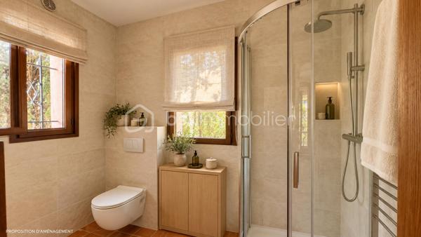 À quelques minutes du centre-ville de Vence, dans un environnement d'un calme absolu, découvrez cette confortable villa familiale de 8 pièces et 233m2 habitables ( dont 170 Carrez et 62.5m2 de vérandas) offrant de multiples possibilités d'aménagement.

Édifiée en position dominante au cœur d'un écrin de verdure soigneusement paysagé, cette propriété en excellent état bénéficie d'une parfaite intimité, sans aucun vis-à-vis, et d'une agréable vue dégagée sur les collines environnantes.

Répartie sur trois niveaux desservis par un ascenseur extérieur, la maison peut aisément être repensée en deux ou trois appartements indépendants, chacun bénéficiant de son propre accès par le jardin ainsi que d'une terrasse privative.

Pensée pour vivre en harmonie avec la nature tout au long de l'année, chaque niveau s'ouvre sur de vastes terrasses, ouvertes ou fermées par des baies "Sunflex", créant de véritables espaces de vie supplémentaires entre intérieur et extérieur.

La villa se compose actuellement comme suit :

•⁠ ⁠Niveau supérieur : une lumineuse pièce de vie avec cheminée, prolongée par une vaste terrasse-véranda, une cuisine ouverte, conviviale et parfaitement fonctionnelle, ainsi qu'une confortable suite parentale avec salle d'eau.
•⁠ ⁠Niveau intermédiaire : un salon de musique, trois chambres et une salle d'eau.
•⁠ ⁠Niveau bas : un bureau et une spacieuse suite parentale avec salle d'eau.

À l'extérieur, la propriété séduit par sa magnifique piscine à débordement chauffée, parfaitement intégrée à son environnement paysager. Son exposition sud-ouest garantit un ensoleillement optimal jusqu'en fin de journée. Un chalet de jardin très pratique vous permettra de ranger votre matériel. 

Côté prestations, la villa offre un excellent niveau de confort : menuiseries de qualité, ascenseur extérieur, piscine chauffée, chauffage en partie alimenté par des panneaux photovoltaïques, ballon d'eau chaude, équipements thermodynamiques, beaux volumes et luminosité omniprésente.

Discrète, élégante et préservée des regards, cette propriété est une véritable invitation à vivre à l'abri de toute agitation, dans un cadre privilégié.

Une adresse rare, idéale pour une grande famille, une résidence secondaire ou un projet de division, au cœur de l'un des secteurs les plus prisés de Vence.

Années de construction: 1982-2024 (Construction, rénovation, agrandissement)