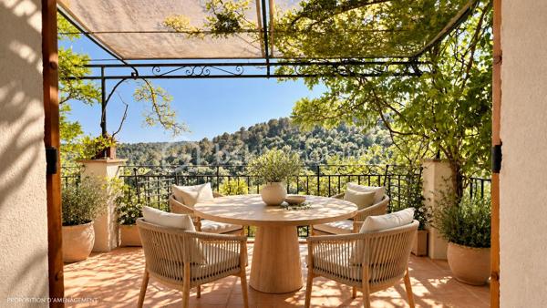 À quelques minutes du centre-ville de Vence, dans un environnement d'un calme absolu, découvrez cette confortable villa familiale de 8 pièces et 233m2 habitables ( dont 170 Carrez et 62.5m2 de vérandas) offrant de multiples possibilités d'aménagement.

Édifiée en position dominante au cœur d'un écrin de verdure soigneusement paysagé, cette propriété en excellent état bénéficie d'une parfaite intimité, sans aucun vis-à-vis, et d'une agréable vue dégagée sur les collines environnantes.

Répartie sur trois niveaux desservis par un ascenseur extérieur, la maison peut aisément être repensée en deux ou trois appartements indépendants, chacun bénéficiant de son propre accès par le jardin ainsi que d'une terrasse privative.

Pensée pour vivre en harmonie avec la nature tout au long de l'année, chaque niveau s'ouvre sur de vastes terrasses, ouvertes ou fermées par des baies "Sunflex", créant de véritables espaces de vie supplémentaires entre intérieur et extérieur.

La villa se compose actuellement comme suit :

•⁠ ⁠Niveau supérieur : une lumineuse pièce de vie avec cheminée, prolongée par une vaste terrasse-véranda, une cuisine ouverte, conviviale et parfaitement fonctionnelle, ainsi qu'une confortable suite parentale avec salle d'eau.
•⁠ ⁠Niveau intermédiaire : un salon de musique, trois chambres et une salle d'eau.
•⁠ ⁠Niveau bas : un bureau et une spacieuse suite parentale avec salle d'eau.

À l'extérieur, la propriété séduit par sa magnifique piscine à débordement chauffée, parfaitement intégrée à son environnement paysager. Son exposition sud-ouest garantit un ensoleillement optimal jusqu'en fin de journée. Un chalet de jardin très pratique vous permettra de ranger votre matériel. 

Côté prestations, la villa offre un excellent niveau de confort : menuiseries de qualité, ascenseur extérieur, piscine chauffée, chauffage en partie alimenté par des panneaux photovoltaïques, ballon d'eau chaude, équipements thermodynamiques, beaux volumes et luminosité omniprésente.

Discrète, élégante et préservée des regards, cette propriété est une véritable invitation à vivre à l'abri de toute agitation, dans un cadre privilégié.

Une adresse rare, idéale pour une grande famille, une résidence secondaire ou un projet de division, au cœur de l'un des secteurs les plus prisés de Vence.

Années de construction: 1982-2024 (Construction, rénovation, agrandissement)