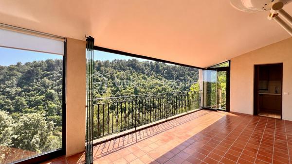 À quelques minutes du centre-ville de Vence, dans un environnement d'un calme absolu, découvrez cette confortable villa familiale de 8 pièces et 233m2 habitables ( dont 170 Carrez et 62.5m2 de vérandas) offrant de multiples possibilités d'aménagement.

Édifiée en position dominante au cœur d'un écrin de verdure soigneusement paysagé, cette propriété en excellent état bénéficie d'une parfaite intimité, sans aucun vis-à-vis, et d'une agréable vue dégagée sur les collines environnantes.

Répartie sur trois niveaux desservis par un ascenseur extérieur, la maison peut aisément être repensée en deux ou trois appartements indépendants, chacun bénéficiant de son propre accès par le jardin ainsi que d'une terrasse privative.

Pensée pour vivre en harmonie avec la nature tout au long de l'année, chaque niveau s'ouvre sur de vastes terrasses, ouvertes ou fermées par des baies "Sunflex", créant de véritables espaces de vie supplémentaires entre intérieur et extérieur.

La villa se compose actuellement comme suit :

•⁠ ⁠Niveau supérieur : une lumineuse pièce de vie avec cheminée, prolongée par une vaste terrasse-véranda, une cuisine ouverte, conviviale et parfaitement fonctionnelle, ainsi qu'une confortable suite parentale avec salle d'eau.
•⁠ ⁠Niveau intermédiaire : un salon de musique, trois chambres et une salle d'eau.
•⁠ ⁠Niveau bas : un bureau et une spacieuse suite parentale avec salle d'eau.

À l'extérieur, la propriété séduit par sa magnifique piscine à débordement chauffée, parfaitement intégrée à son environnement paysager. Son exposition sud-ouest garantit un ensoleillement optimal jusqu'en fin de journée. Un chalet de jardin très pratique vous permettra de ranger votre matériel. 

Côté prestations, la villa offre un excellent niveau de confort : menuiseries de qualité, ascenseur extérieur, piscine chauffée, chauffage en partie alimenté par des panneaux photovoltaïques, ballon d'eau chaude, équipements thermodynamiques, beaux volumes et luminosité omniprésente.

Discrète, élégante et préservée des regards, cette propriété est une véritable invitation à vivre à l'abri de toute agitation, dans un cadre privilégié.

Une adresse rare, idéale pour une grande famille, une résidence secondaire ou un projet de division, au cœur de l'un des secteurs les plus prisés de Vence.

Années de construction: 1982-2024 (Construction, rénovation, agrandissement)