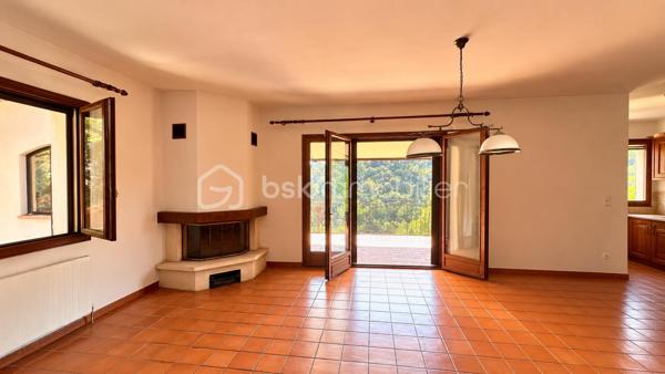 À quelques minutes du centre-ville de Vence, dans un environnement d'un calme absolu, découvrez cette confortable villa familiale de 8 pièces et 233m2 habitables ( dont 170 Carrez et 62.5m2 de vérandas) offrant de multiples possibilités d'aménagement.

Édifiée en position dominante au cœur d'un écrin de verdure soigneusement paysagé, cette propriété en excellent état bénéficie d'une parfaite intimité, sans aucun vis-à-vis, et d'une agréable vue dégagée sur les collines environnantes.

Répartie sur trois niveaux desservis par un ascenseur extérieur, la maison peut aisément être repensée en deux ou trois appartements indépendants, chacun bénéficiant de son propre accès par le jardin ainsi que d'une terrasse privative.

Pensée pour vivre en harmonie avec la nature tout au long de l'année, chaque niveau s'ouvre sur de vastes terrasses, ouvertes ou fermées par des baies "Sunflex", créant de véritables espaces de vie supplémentaires entre intérieur et extérieur.

La villa se compose actuellement comme suit :

•⁠ ⁠Niveau supérieur : une lumineuse pièce de vie avec cheminée, prolongée par une vaste terrasse-véranda, une cuisine ouverte, conviviale et parfaitement fonctionnelle, ainsi qu'une confortable suite parentale avec salle d'eau.
•⁠ ⁠Niveau intermédiaire : un salon de musique, trois chambres et une salle d'eau.
•⁠ ⁠Niveau bas : un bureau et une spacieuse suite parentale avec salle d'eau.

À l'extérieur, la propriété séduit par sa magnifique piscine à débordement chauffée, parfaitement intégrée à son environnement paysager. Son exposition sud-ouest garantit un ensoleillement optimal jusqu'en fin de journée. Un chalet de jardin très pratique vous permettra de ranger votre matériel. 

Côté prestations, la villa offre un excellent niveau de confort : menuiseries de qualité, ascenseur extérieur, piscine chauffée, chauffage en partie alimenté par des panneaux photovoltaïques, ballon d'eau chaude, équipements thermodynamiques, beaux volumes et luminosité omniprésente.

Discrète, élégante et préservée des regards, cette propriété est une véritable invitation à vivre à l'abri de toute agitation, dans un cadre privilégié.

Une adresse rare, idéale pour une grande famille, une résidence secondaire ou un projet de division, au cœur de l'un des secteurs les plus prisés de Vence.

Années de construction: 1982-2024 (Construction, rénovation, agrandissement)
