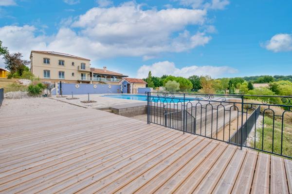 Maison de prestige d'environ 423m2 avec vue panoramique, piscine, gîte indépendant de 80m2 et prestations haut de gamme dans le secteur de Villeneuve-sur-Lot, Lot-et-Garonne. Nichée sur les hauteurs des belles collines proches de Villeneuve-sur-Lot ( à 2 , Sainte livrade sur lot