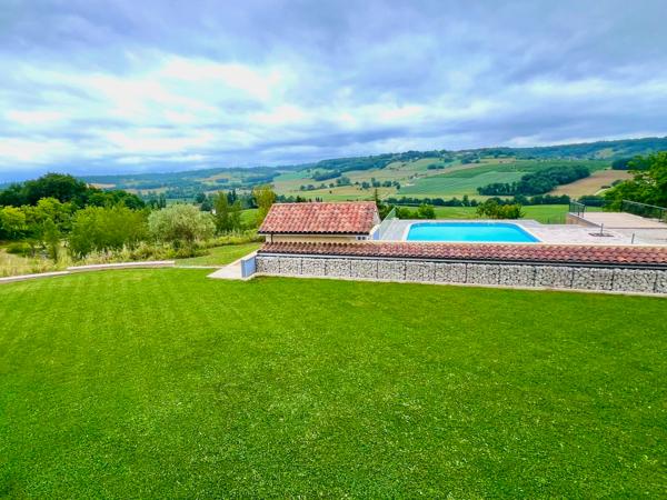 Maison de prestige d'environ 423m2 avec vue panoramique, piscine, gîte indépendant de 80m2 et prestations haut de gamme dans le secteur de Villeneuve-sur-Lot, Lot-et-Garonne. Nichée sur les hauteurs des belles collines proches de Villeneuve-sur-Lot ( à 2 , Sainte livrade sur lot