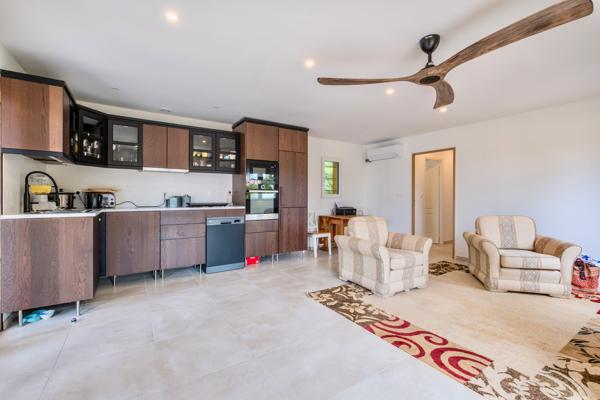 Maison de prestige d'environ 423m2 avec vue panoramique, piscine, gîte indépendant de 80m2 et prestations haut de gamme dans le secteur de Villeneuve-sur-Lot, Lot-et-Garonne. Nichée sur les hauteurs des belles collines proches de Villeneuve-sur-Lot ( à 2 , Sainte livrade sur lot