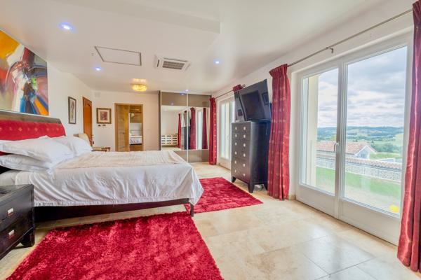Maison de prestige d'environ 423m2 avec vue panoramique, piscine, gîte indépendant de 80m2 et prestations haut de gamme dans le secteur de Villeneuve-sur-Lot, Lot-et-Garonne. Nichée sur les hauteurs des belles collines proches de Villeneuve-sur-Lot ( à 2 , Sainte livrade sur lot