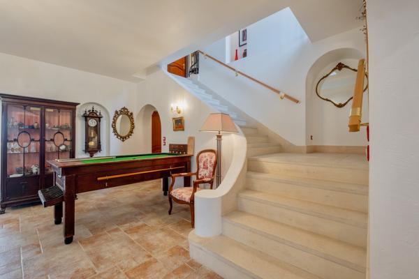 Maison de prestige d'environ 423m2 avec vue panoramique, piscine, gîte indépendant de 80m2 et prestations haut de gamme dans le secteur de Villeneuve-sur-Lot, Lot-et-Garonne. Nichée sur les hauteurs des belles collines proches de Villeneuve-sur-Lot ( à 2 , Sainte livrade sur lot
