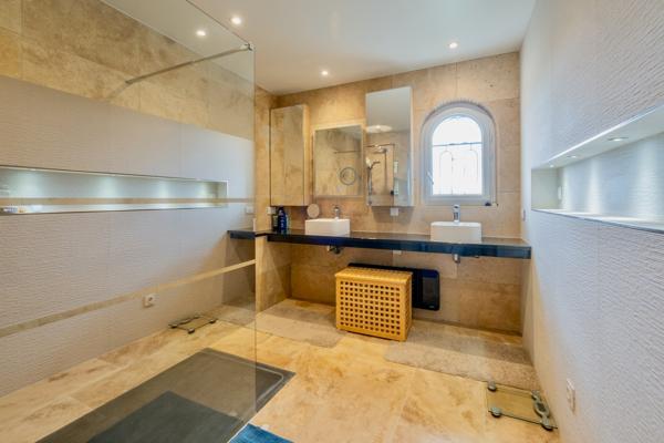 Maison de prestige d'environ 423m2 avec vue panoramique, piscine, gîte indépendant de 80m2 et prestations haut de gamme dans le secteur de Villeneuve-sur-Lot, Lot-et-Garonne. Nichée sur les hauteurs des belles collines proches de Villeneuve-sur-Lot ( à 2 , Sainte livrade sur lot