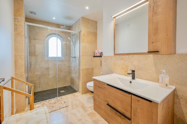 Maison de prestige d'environ 423m2 avec vue panoramique, piscine, gîte indépendant de 80m2 et prestations haut de gamme dans le secteur de Villeneuve-sur-Lot, Lot-et-Garonne. Nichée sur les hauteurs des belles collines proches de Villeneuve-sur-Lot ( à 2 , Sainte livrade sur lot